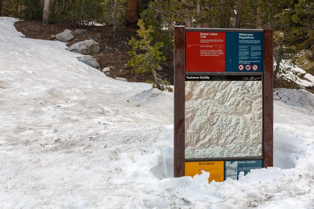 Ondergesneeuwd bord bij trailhead in Yosemite National Park