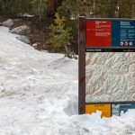 Ondergesneeuwde trailhead aan de Tioga Pass in Yosemite National Park Ondergesneeuwde trailhead aan de Tioga Pass in Yosemite National Park