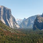 Uitzicht over Yosemite Valley vanaf Tunnel View in Yosemite National Park. Zichtbaar zijn El Capitan, Half Dome en Bridalveil Fall Uitzicht over Yosemite Valley vanaf Tunnel View in Yosemite National Park. Zichtbaar zijn El Capitan, Half Dome en Bridalveil Fall