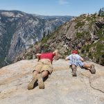 Twee willekeurige toeristen bij Taft Point in Yosemite National Park Twee willekeurige toeristen bij Taft Point in Yosemite National Park