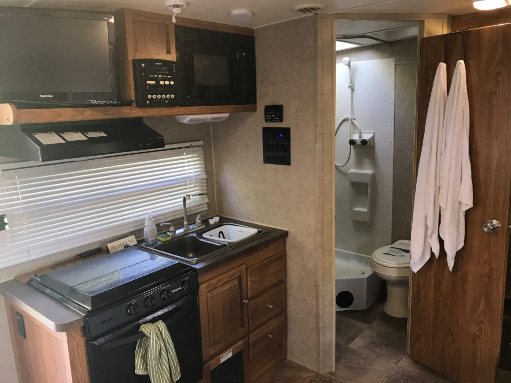 Keukentje en badkamer van onze caravan